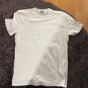 Moncler t-shirt - Använd några gånger. Bra skick. Ny tvättad.