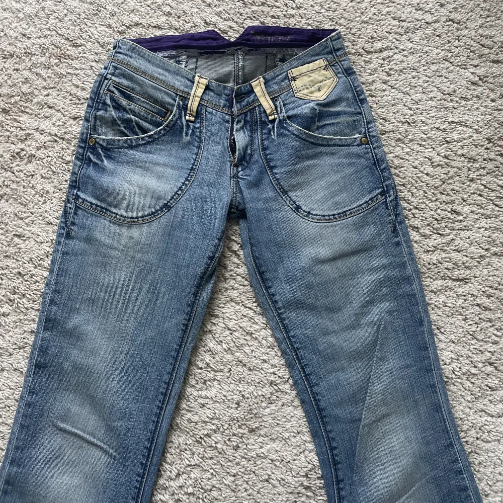 Skitsnygga lågmidjade bootcut jeans från Levis. Storlek 34/36. Jeans & Byxor.