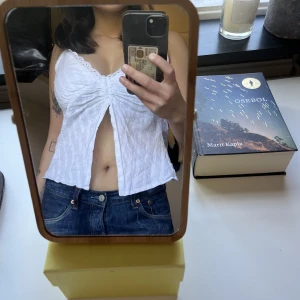 Vit linne - Super fin vit linne jag köpt här på plick men som tyvärr inte kommer till användning. bra skick och passar perfekt till lågmidjade jeans på sommaren eller närsom 🥰💕