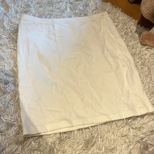 Kjol  - Helt vanligt vit kjol i bomull Strl S 