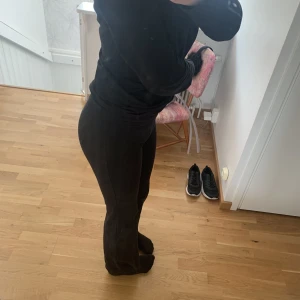 Svarta mjukis byxor - Ish yoga pants, vida ben och tajt vid rumpan, bra skick❤️snörena är borta, och kan som sagt vika ner delen jag gjort, sitter bra på 160-163cm❤️