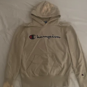 Champion tröja  - Finns skador Kolla på bilden men bra skick ändå 