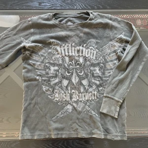 Affliction tröja - Sjukt hard Långärmad affliction tröja med distressing. Sitter riktigt najs o blir perfekt nu när de blir kallare då den är varm pga att materialet är thermal knit.  DM om du har nått att fråga!