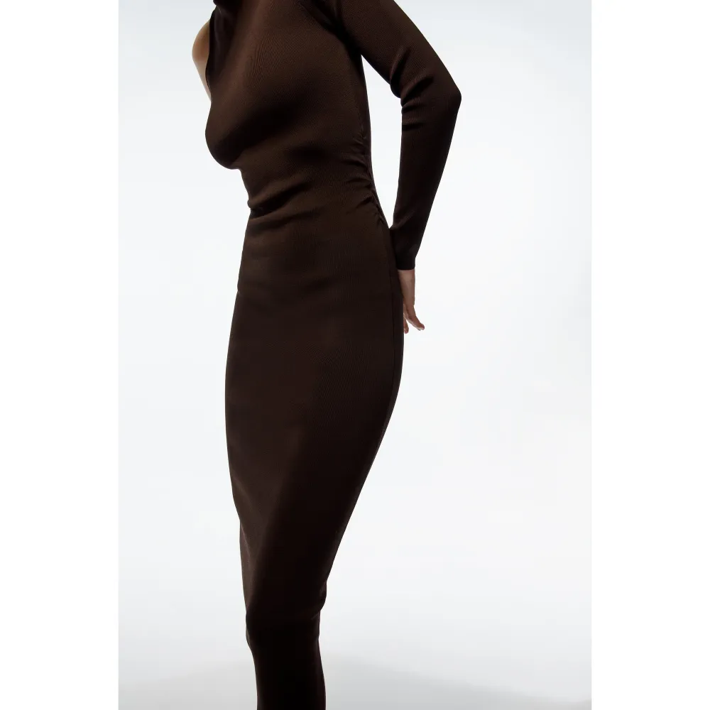 Säljer en helt ny (prislapp kvar) brun klänning från Zara i strl M. Hämtas i Sundbyberg eller skickas mot fraktkostnad.. Klänningar.