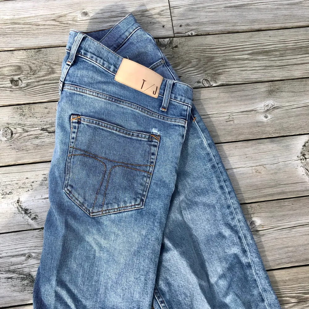 Hej!! Säljer dessa extremt snygga jeansen med riktig snygg passform, hör av dig vid minsta fråga!!. Jeans & Byxor.