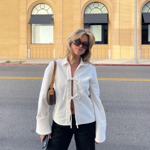 Occasion Top Cream Djerf Avenue - BILD 1 LÅNAD. LIKNANDE slutsålda toppen från djerf avenue har. Köpt i Italien. Toppen är precis likadan som djerfs egna fast då köpt utomlands och inte från Djerf avenue. Inga defekter eller fläckar. 