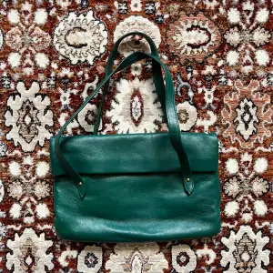 Vintage väska från väskindustrin i göteborg. Handväska / liten shoulder bag. Super fin grön färg 