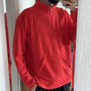 Orange fleece - Sitter löst o fint