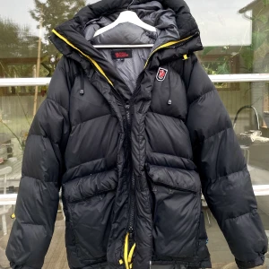 Fjällräven Expedition Vinter Dunjacka  - Hej! Säljer en Fjällräven Expedition jacka i använt skick, defekter finns på bild i DM. Storlek XL men passar även mindre beroende på storlekspreferens. Nypris på dessa är runt 7000kr. Perfekt inför kommande höst & vinter-kylan. Pris kan diskuteras. Hörs!