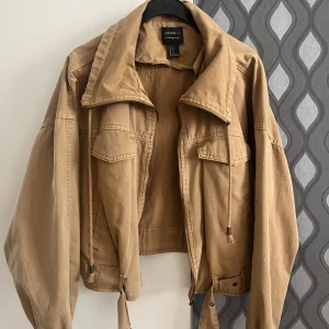 Jacka - Söt jacka som tyvärr inte kommer till användning längre✨ Size S, kort i midjan