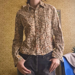 Blommig skjorta - Blommig skjorta i manchester/curdoroy, köpt på secondhand :)  🌻 skicka gärna meddelande om du undrar något