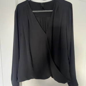 Blus  - jätte fin blus från hm och bara använd några få gånger. Den är i storlek M men passar även S. Jag har storlek xs-s o den passar mig perfekt. skriv gärna om ni har fler frågor!