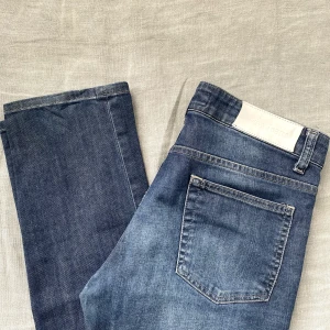 Acne jeans - Snygga jeans från acne. Fint skick. Nypris ca 2000kr.  Säljer pga försmå för mig :( Obs små i storleken! Skulle snarare säga att de är 26/34