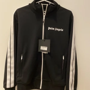 Palm Angels Tröja - Palm Angels tröja i bra skick. Använd fåtal gånger. Självklart äkta, skriv för fler bilder. Pris går att diskutera vid snabb affär