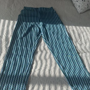 Mönstrad byxa  - Resor vid midjan, bra skick. 