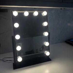 Sminkspegel💗 - Hej! Jag säljer denna jättefina sminkspegel i bra skick för 500 kr. Original pris är 900. Tre olika nyanser på lamporna, kan också sänka och höja ljusstyrka. Sladd medföljer och spegeln är storlek 47x36!! 💘💗