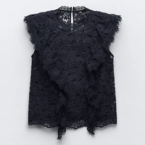 Stickat - En helt oanvänd zara blus , lappen är avdragen men aldrig använd. Jag är en M och det är strl M men den sitter som en s så liten i storlek!❤️ perfekt topp till fester och nu till hösten, nypris 379 kr ( fri frakt idag 24 september)