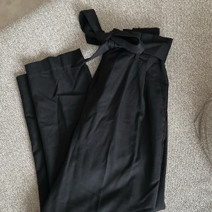 Kostymbyxor  - Kostymbyxor med knyt från Kappahl. Strl 40. Fint skick 