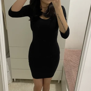 Enkel svart klänning  - Sitter åt kroppen och är tajt. Kommer inte till användning längre. För mer frågor och bilder kontaktas mig.