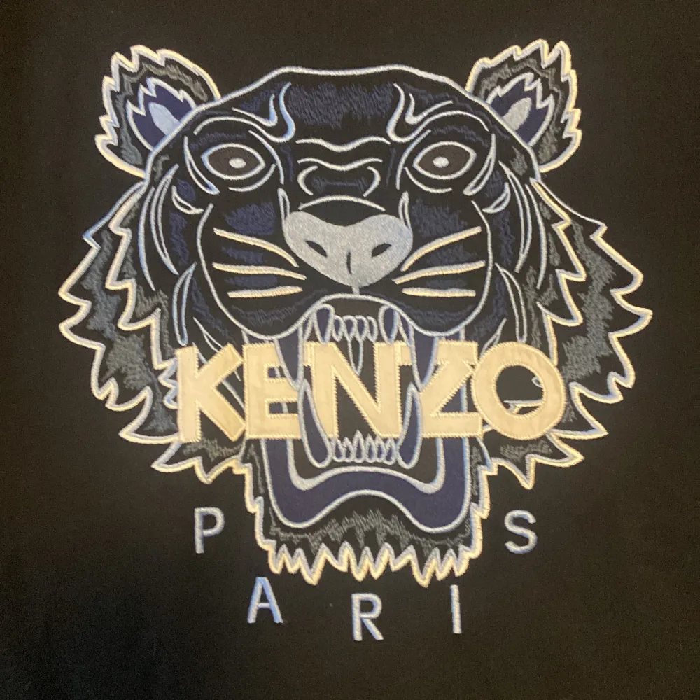 Äkta kenzo Paris tröja, köpt på Room 1006 i emporia för 2 år sen, använd 4 gånger, bytte stil därför har den inte kommit till användning, storlek XL  men passar också till M då den är slim fit . Tröjor & Koftor.