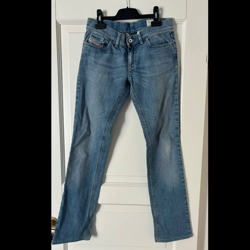 Diesel jeans vintage inte använda på länge. Lågmidjade med lite botcut. De är i super bra skick.. Jeans & Byxor.