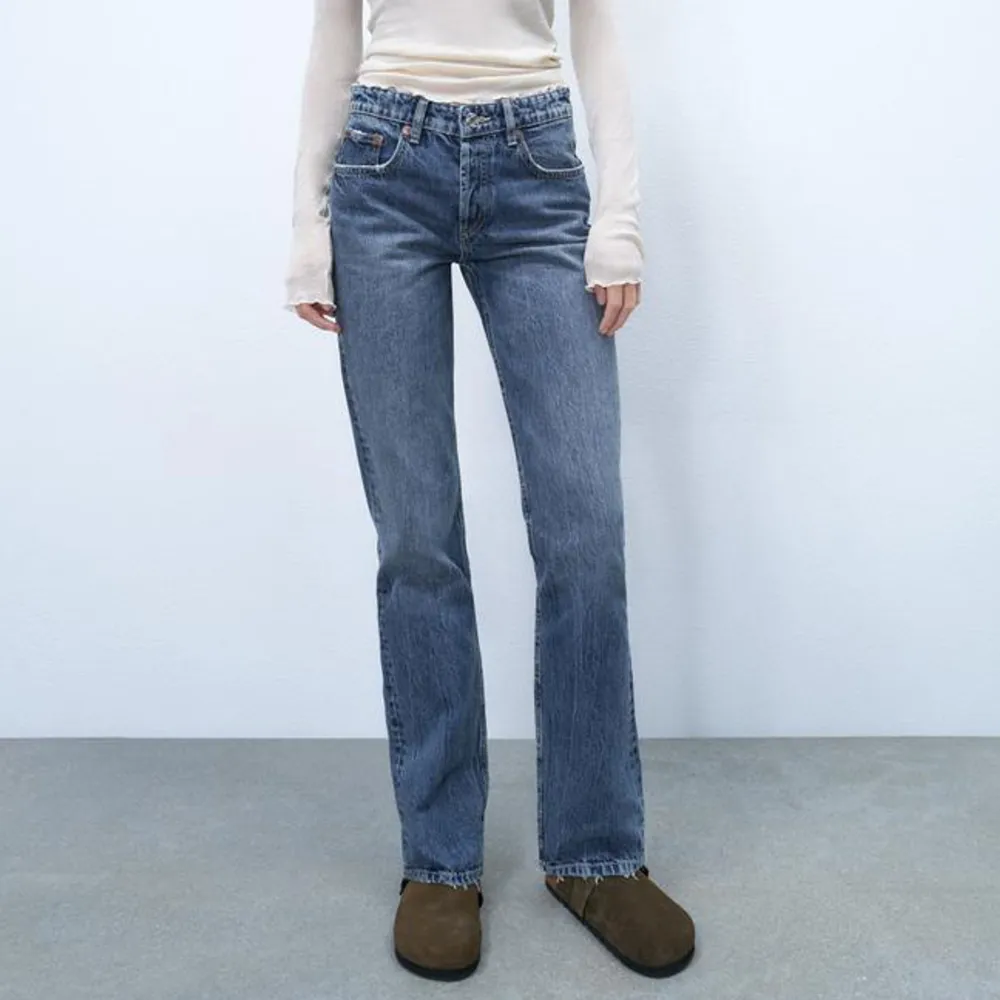 Säljer Zaras mid Rise jeans i utvättad mörkblå. Säljs pga ingen användning längre🌺Storlek 36 . Jeans & Byxor.