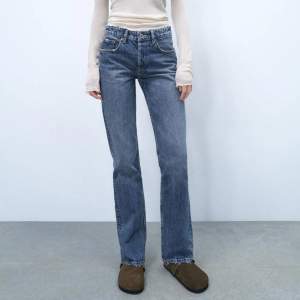 Säljer Zaras mid Rise jeans i utvättad mörkblå. Säljs pga ingen användning längre🌺Storlek 36 
