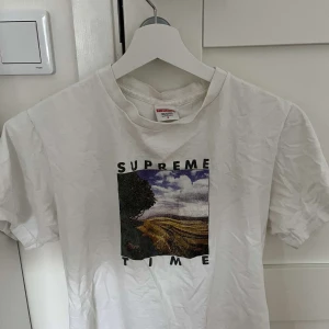 Supreme ”Supreme Time” Tee - Nästan aldrig använd. Retail price 1600. Priset kan diskuteras