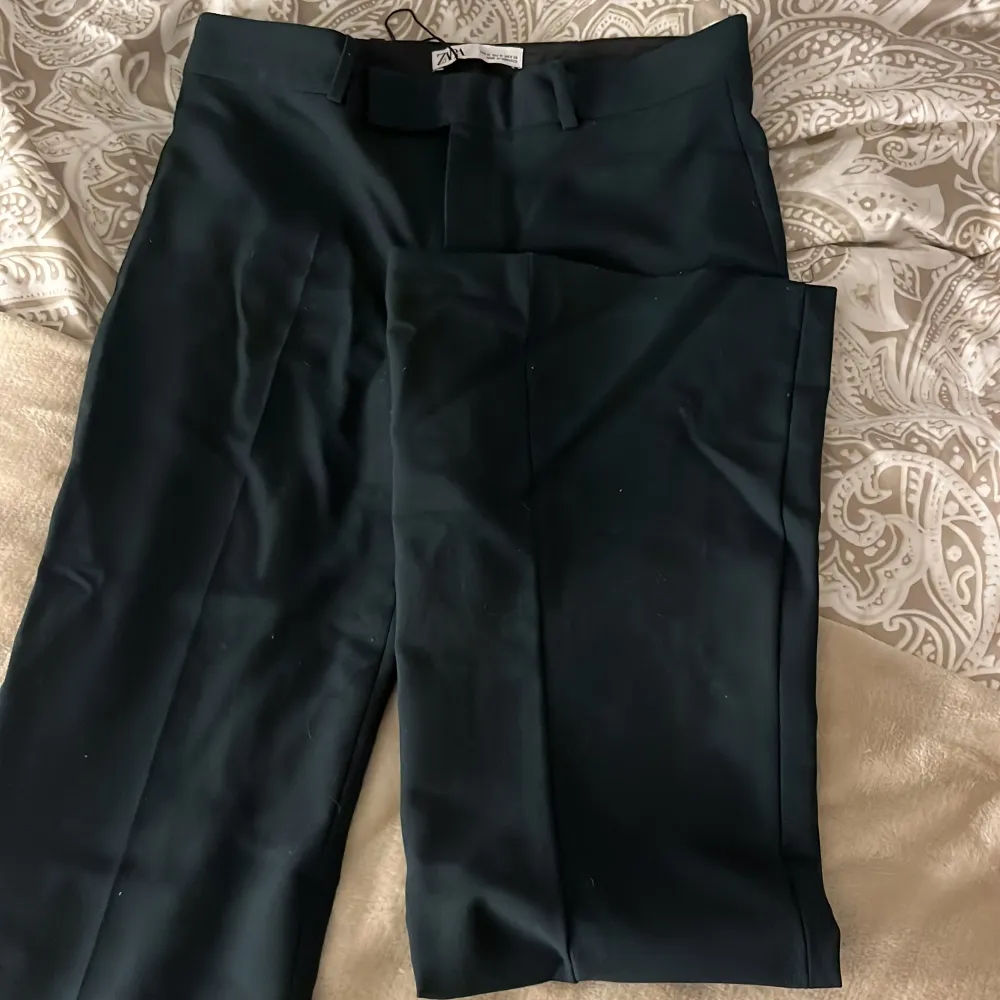 Mörkgröna kostymbyxor från Zara storlek M, tajta aningen utsvängda 🩷. Jeans & Byxor.