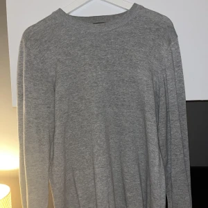 Stickad tröja - Säljer nu denna fina stickade tröja.  Cashmereblandning.  Perfekt o ha över skjortan.