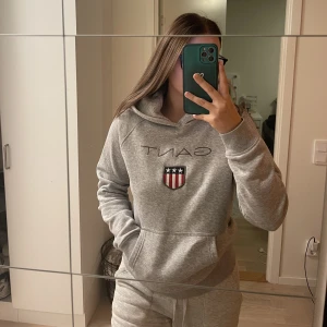 Gant hoodie  - Snygg och skön hoodie  Den är använd men är i fint skick☺️