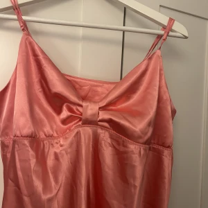 Rosa silkes klänning  - INTRESSEKOLL, så tryck inte på köp direkt Klänningen är från Lindex men är köpt för flera år sen, så den finns alltså inte kvar att köpa.  