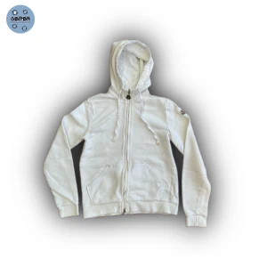 Moncler zip hoodie - Moncler zip hoodie | - fint skick på tröjan - nypris runt 7000kr - vårt pris är endast 1499kr - storlek m men sitter som xs-s - hör av dig om du har några frågor!