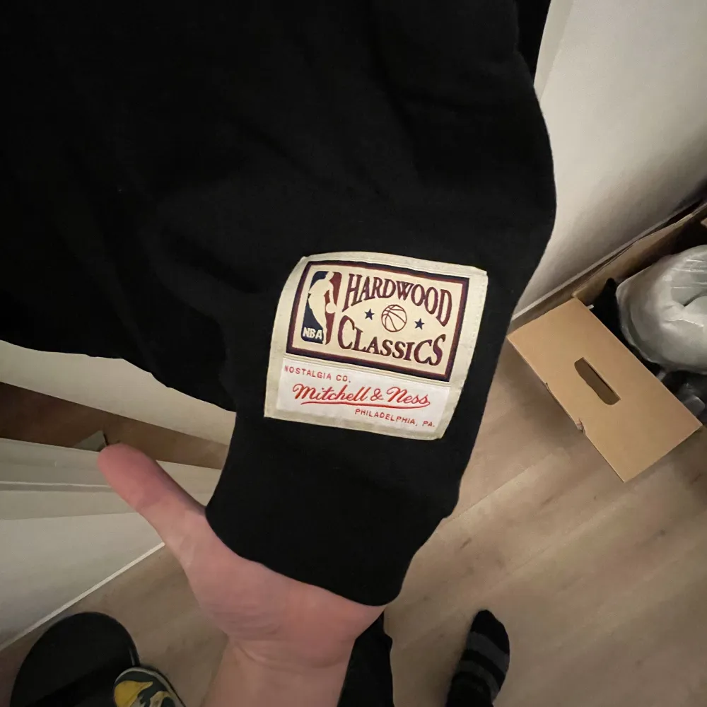 Köpt från Mitchell & Ness, knappt använt pga förliten . Hoodies.