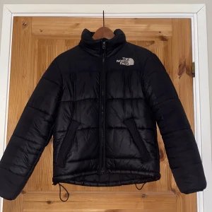 North face jacka  - North face jacka i gott skick som bara använts en vinter! Jackan är i modellen W Hmlyn. Jackan har en innerficka med dragkedja samt två fickor framtill med dragkedja.  Nypris 2700kr