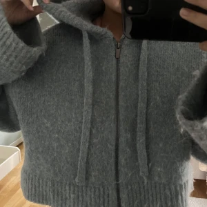 Stickad zip up hoddie - Säljer den här super mysiga och fina stickade zip up tröjan från Zara. Super bra material. Använt 3 gånger, i storlek M-L. Sitter super fint, jag som har S i tröjor. 