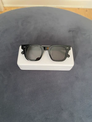 Chimi 04 - Säljer ett par svarta chimi 04 i bra skick. Har en repa/smäll som man kan se på bild 3. 