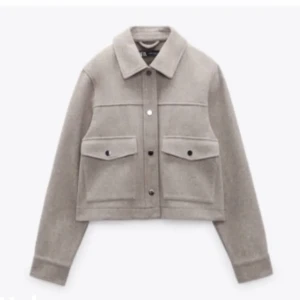 Zara kappa - En beige kort zara kappa, nyskick. Är i storlek m, passar som en xs/s.