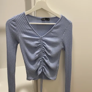 Blå topp  - Fin blå långärmad topp, stretchig  Storlek xs