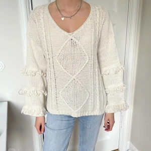 Stickad tröja  - Säljer min jätte söta stickade tröja med fransdetaljer på ärmarna! Skriv för frågor eller fler bilder💞