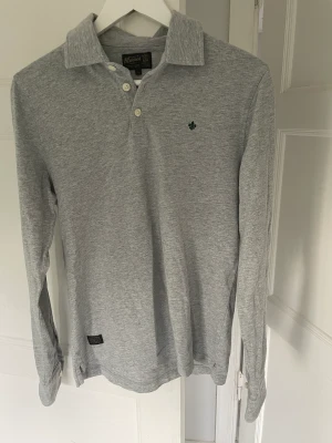 Morris långarmad - Tja! Säljer nu en riktigt fräsch långarmad piké från Morris! Skick 10/10, använd 1 gång! Vid frågor eller funderingar är det bara att höra av sig!