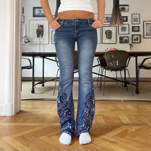 Low waist jeans  - Säljer denna super snygga låg midjade jeans🥰🥰 Midjemått: 37 cm Innerbenslängd: 80 cm❤️