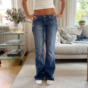 Jättesöta jeans med blomdetaljer😊 - Modell 169 cm, bra skick!!😍🙏🏻