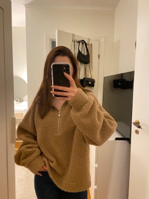 Teddy tröja - Säljer denna mysiga tröja då jag aldrig använder den, den är i färgen beige och är som ny.