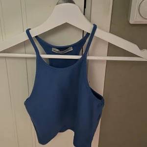 Topp Pull&Bear - blå topp från Pull&Bear som blivit för liten för mig. Skriv dm vid frågor 💞