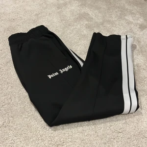 Palm angels byxor - Palm angels track pants Skick 8/10 oklart om dem är äkta eftersom dem är köpta här på plick