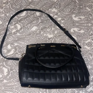 Svart fin väska  - Jätte fin svart handväska som får plats med massa saker,finns även en bakficka