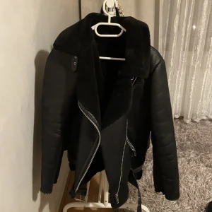 Svart jacka med päls - Säljer denna snygga jacka då den är för liten! Den är använd under en höst/vinter ich i väldigt bra skick! Hör av er vid intresse eller ev frågor!