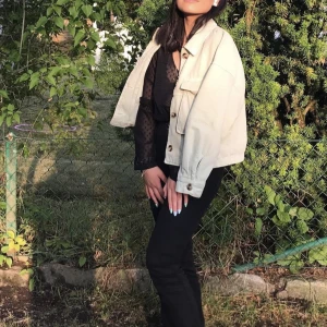 Grön Zara jeans jacka  - Liten defekt i höger ficka men annars i toppen skick. Från Zara