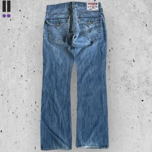 true religion jeans 710 - True Religion jeans i model Ricky 💜 Tag 32W 💜Midja (rakt över) 44cm 💜 Innerben 80cm 💜 Ytterben 110cm 💜 Benöppning 22cm 💜 Nedgågna 💜Våra mått blir W=34, L=31 💜 Men jämför alltid måtten💜710